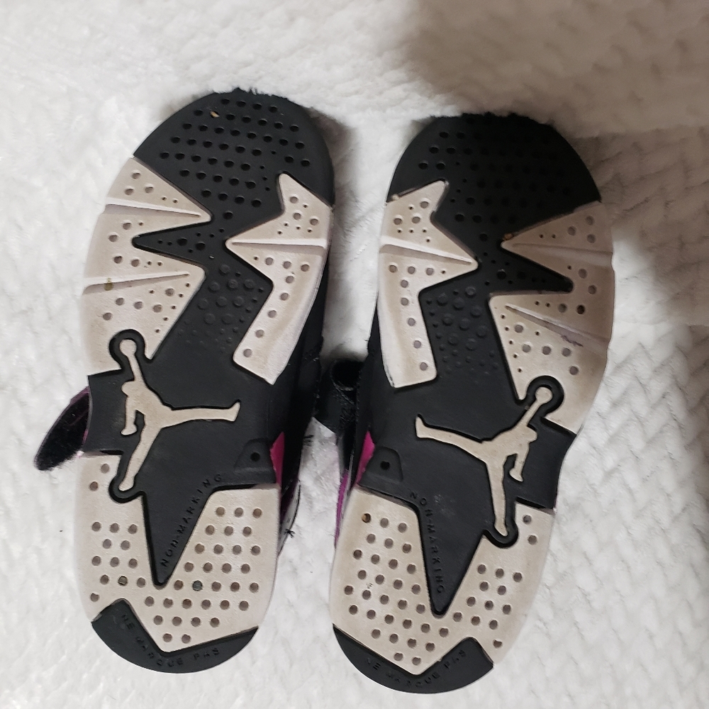 Girls Jordan's - Picture 7 of 7